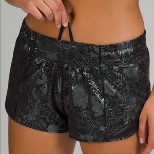 Lululemon Hotty Hot Short 2.5” Sz 4 Logo Flourish Black Iridescent Foil / Black